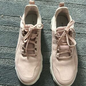 ECCO fluid form sneakers. Worn once. Like brand new size 8